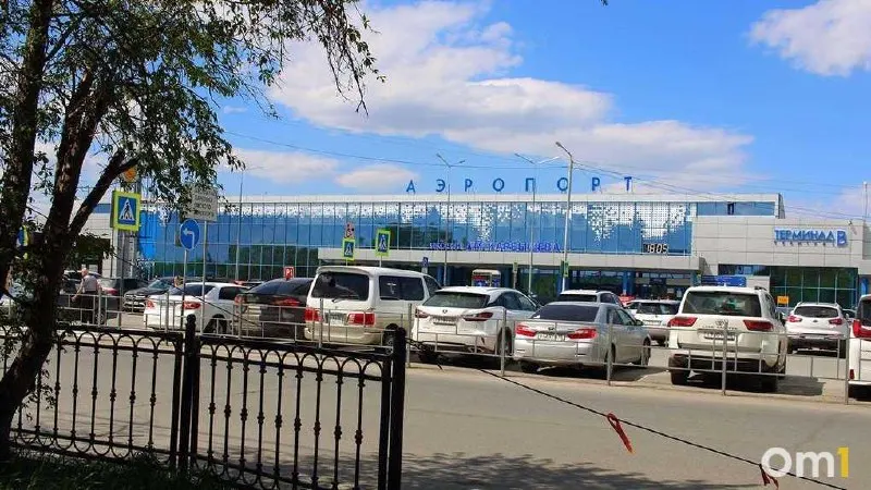 Утром 14 июля в омском аэропорту несколько рейсов перенесли на многие часы: самые длительные задержки — порядка 6–7,5 часов по направлениям в Москву и Санкт‑Петербург.