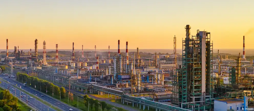 Ночью заявлено об атаке на нефтеперерабатывающий завод в Ярославле — двое ранены. В Крыму зафиксировано массовое отключение электроэнергии; власти также сообщают о перехватах сотен беспилотников над разными регионами РФ.