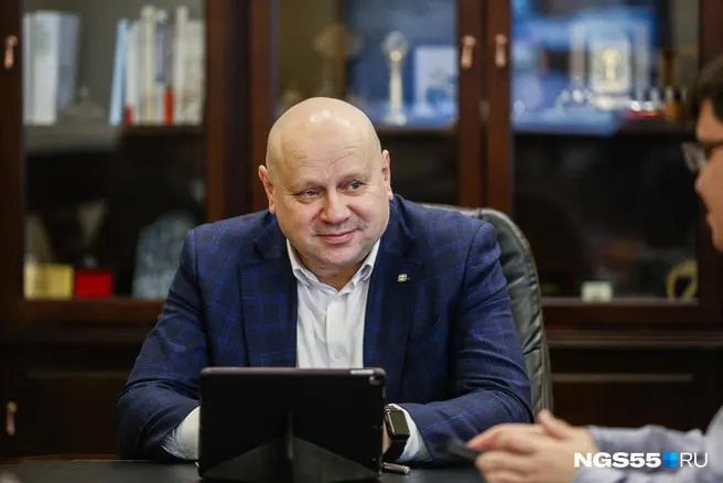 ЦИК обнародовала декларацию мэра Омска перед выборной кампанией: годовой доход — 17,8 млн ₽, на счетах — 53 млн ₽, в собственности — земельные участки, дома, техника и портфель акций крупных компаний.