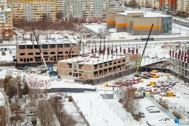 Пятиэтажный инфекционный корпус на Перелёта возводят с 2023 года. По данным Минстроя, готовность объекта — около 9,67%; подрядчик сменился в 2025 году, работы планируют завершить в IV квартале 2027 года.