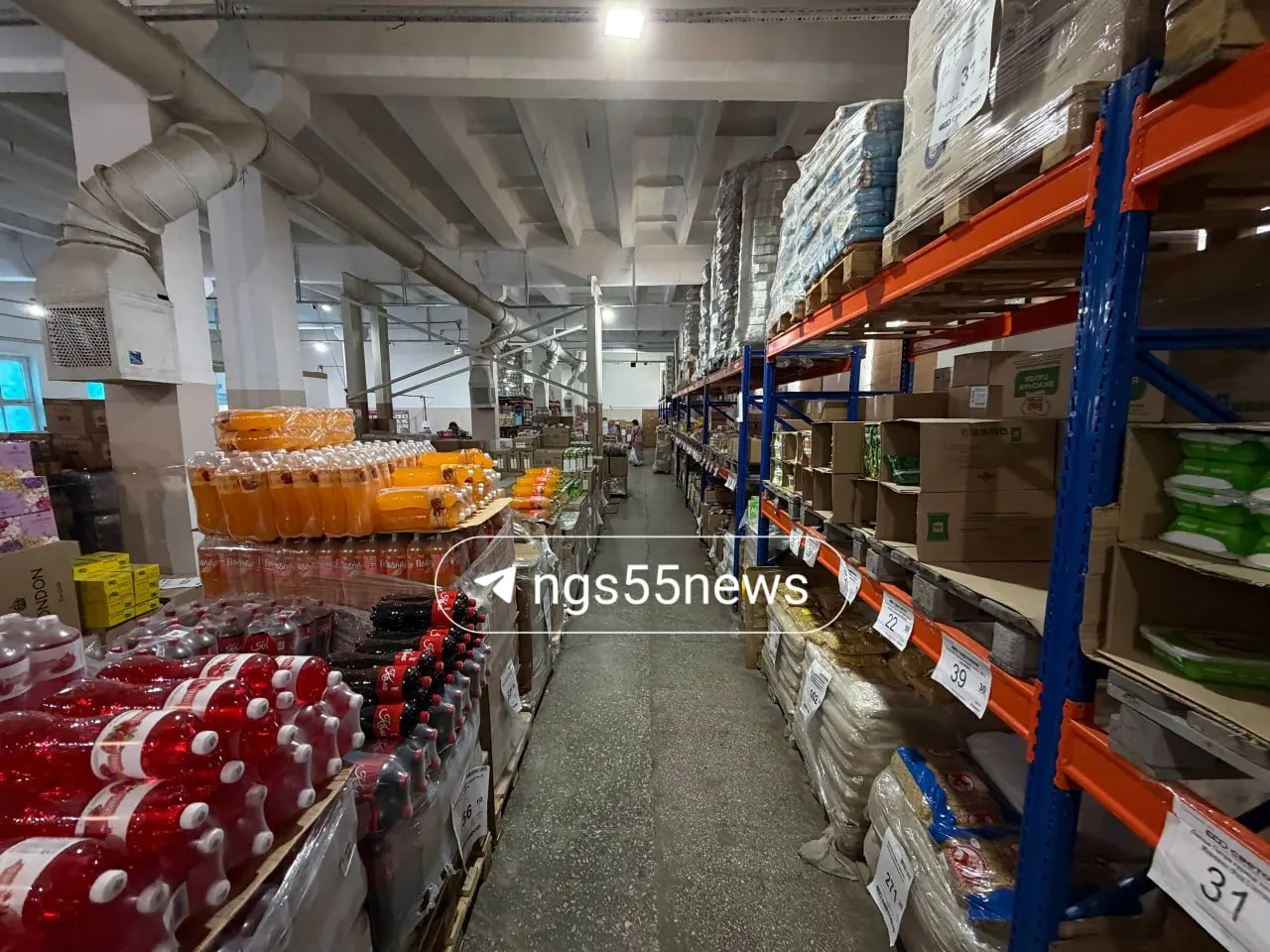 Сахар пропал с полок в ряде омских магазинов: в некоторых филиалах его нет вовсе, в дискаунтере «Светофор» ситуация особенно заметна из‑за проблем с поставками и логистикой.