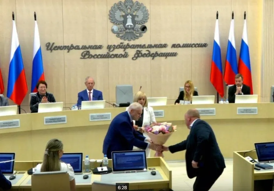 На заседании Центральной избирательной комиссии подтвердили списки «Справедливой России», выдали удостоверение Сергею Миронову, утвердили членом с правом совещательного голоса и назвали региональных финансовых уполномоченных «Яблока».
