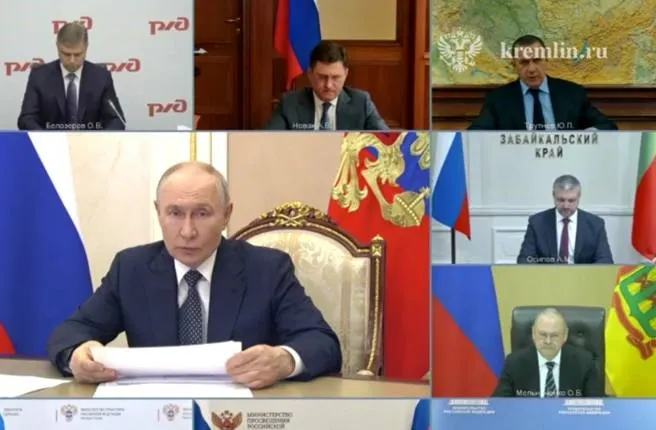 На совещании по видеосвязи обсуждали обеспечение топлива для госорганов и граждан. Губернатор Забайкалья предложил строить мини‑НПЗ и увеличить импорт из дружественных стран; президент поручил активнее привлекать малый и средний бизнес к производству нефтепродуктов.