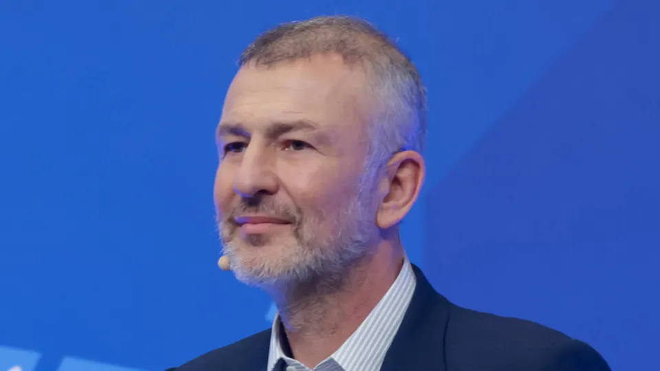 Андрей Мельниченко согласовал мировое соглашение по СИБЭКО и перечислил 32 млрд рублей образовательному центру «Сириус», после чего Генпрокуратура отозвала иск о национализации — сумма сопоставима со стоимостью покупки компании.
