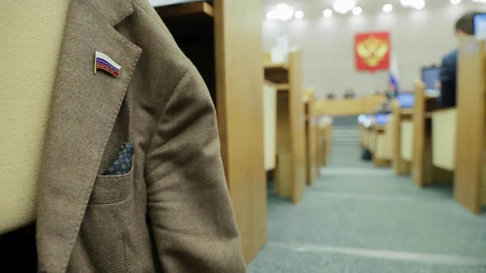 Правительство одобрило предложение отменить ответственность региональных депутатов за отсутствие или несвоевременную подачу деклараций о доходах. Поправки требуют доработки — в отзыве отмечают необходимость учёта особенностей декларирования при назначениях на госслужбу.
