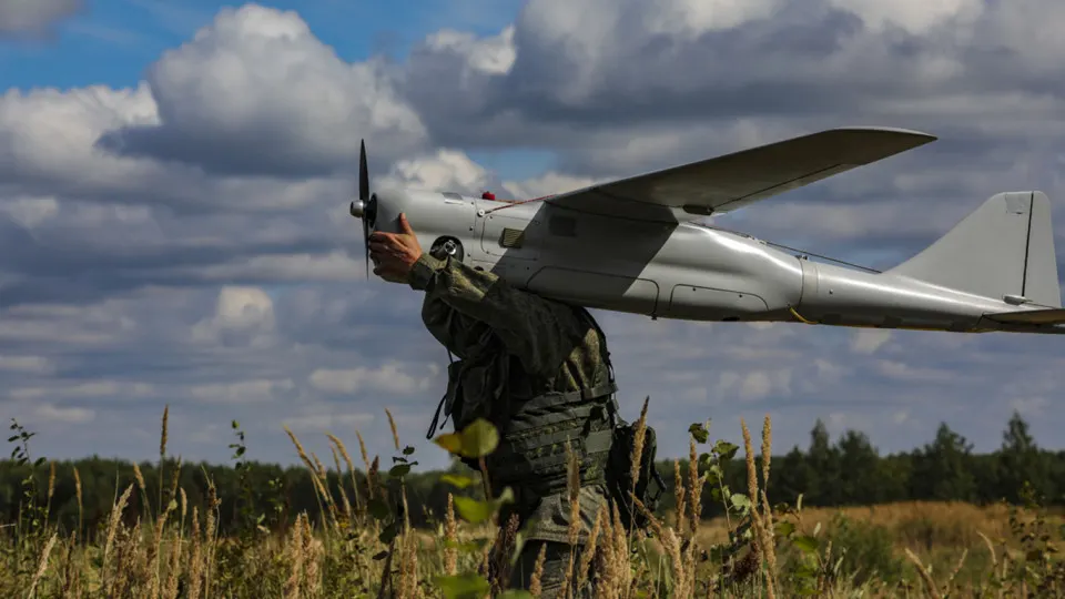 Документы российско‑китайского форума по военно‑техническому сотрудничеству показывают, что Пекин и Москва в течение нескольких лет координируют разработку автономных «роевых» вооружений и обсуждают способы поражения спутниковых сетей связи, включая Starlink.