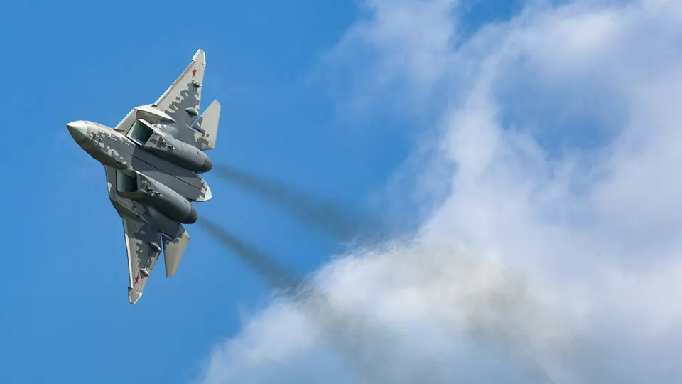 Министерство начислило штрафы по госконтракту «Дисплей‑И7» на 257,1 млн рублей за многолетнюю просрочку работ у петербургского АО «Авиационная и морская электроника». Одновременно правительство снизило целевые показатели по импортозамещению электроники из‑за дефицита финансирования.