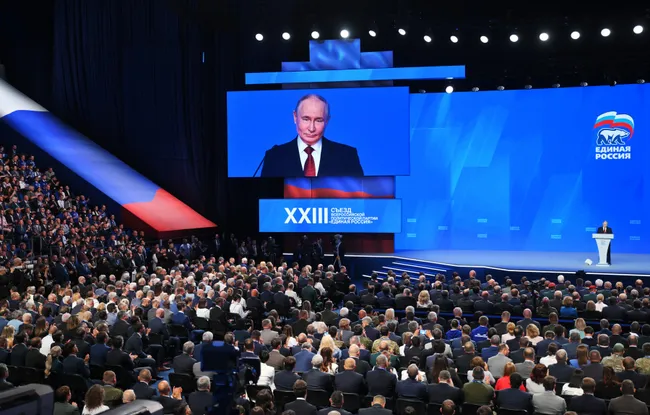 Администрация президента несколько раз пересматривала KPI для партии власти на сентябрьских выборах: от первоначальных 55–60% ожидания опустились до примерно 45% голосов при сохранении планки явки около 50%.