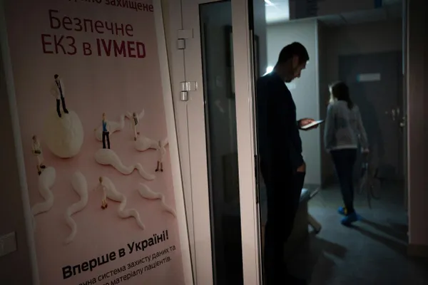 Депутаты приняли поправки в закон «О ветеранах»: после вступления закона в силу жены участников боевых действий, инвалиды боевых действий и вдовы смогут бесплатно пройти процедуру ЭКО. Суррогат и хранение биоматериала остаются платными.