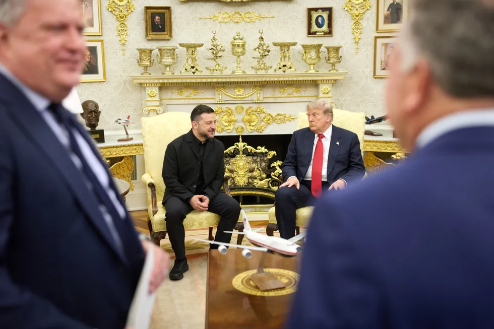 Президент Украины встретился с Дональдом Трампом в Вашингтоне. Обсуждали поставки ракет для систем Patriot, возможные визиты спецпосланников и консолидированную поддержку в конгрессе; в это же время сенат США поддержал инициативу о пошлинах на закупки российских энергоресурсов.