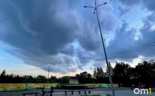 В выходные температура поднимется до +30°C, но с понедельника, 20 июля 2026 года, дневной максимум снизится до +28°C, а во вторник — до +25°C. Ожидаются дожди, во вторник возможна гроза.
