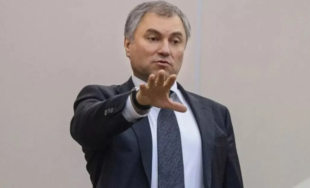Премии депутатам восьмого созыва выплатят до конца года — перед голосованием 20 сентября. Решение стало возможным из‑за экономии в бюджете нижней палаты (около 2 млрд руб.). Средняя выплата может составить около 4,5 млн руб.; часть средств перераспределят от прогульщиков к более активным депутатам.