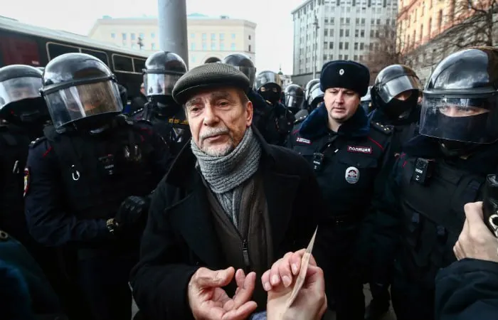 Прокурор просит 6,5 года и запрет администрирования сайтов на 10 лет для 84‑летнего правозащитника. Дело рассматривается заочно в Хорошевском суде Москвы.