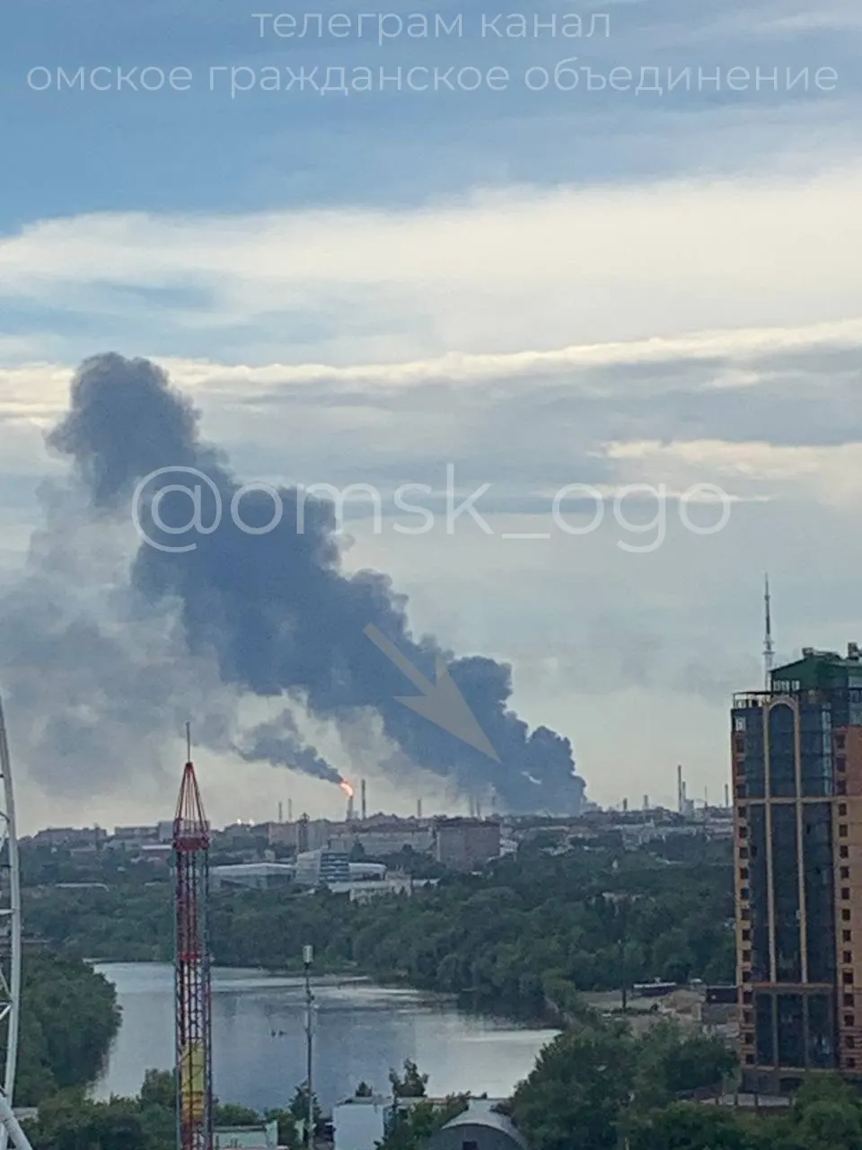 Фотографии и видео показывают дым и пламя в разных частях нефтезавода. Очевидцы сообщают о двух волнах атак и возможном поражении объекта.