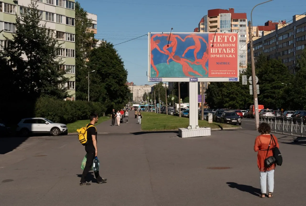 Короткая сводка: задержание подростка в Ленобласти, кража миллионов у пенсионерки, приостановка кампании политика и удар по пригороду Харькова — главные новости.