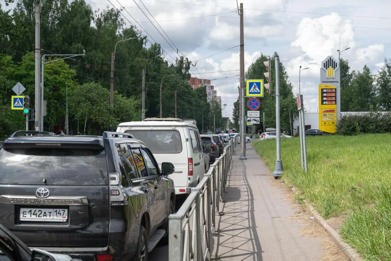 Несмотря на временное разрешение оборота бензина Евро‑3 в России, петербургские АЗС заявляют, что им по-прежнему поставляют топливо стандарта Евро‑5 и относятся с осторожностью к более «серому» топливу.