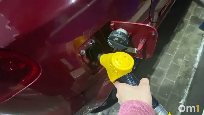 В Омске в соцсетях появились объявления о продаже бензина с доставкой до автомобиля: цены — от 98 до 125 руб. за литр. В объявлениях нет данных о продавце и разрешениях, поэтому омичам советуют быть осторожными.