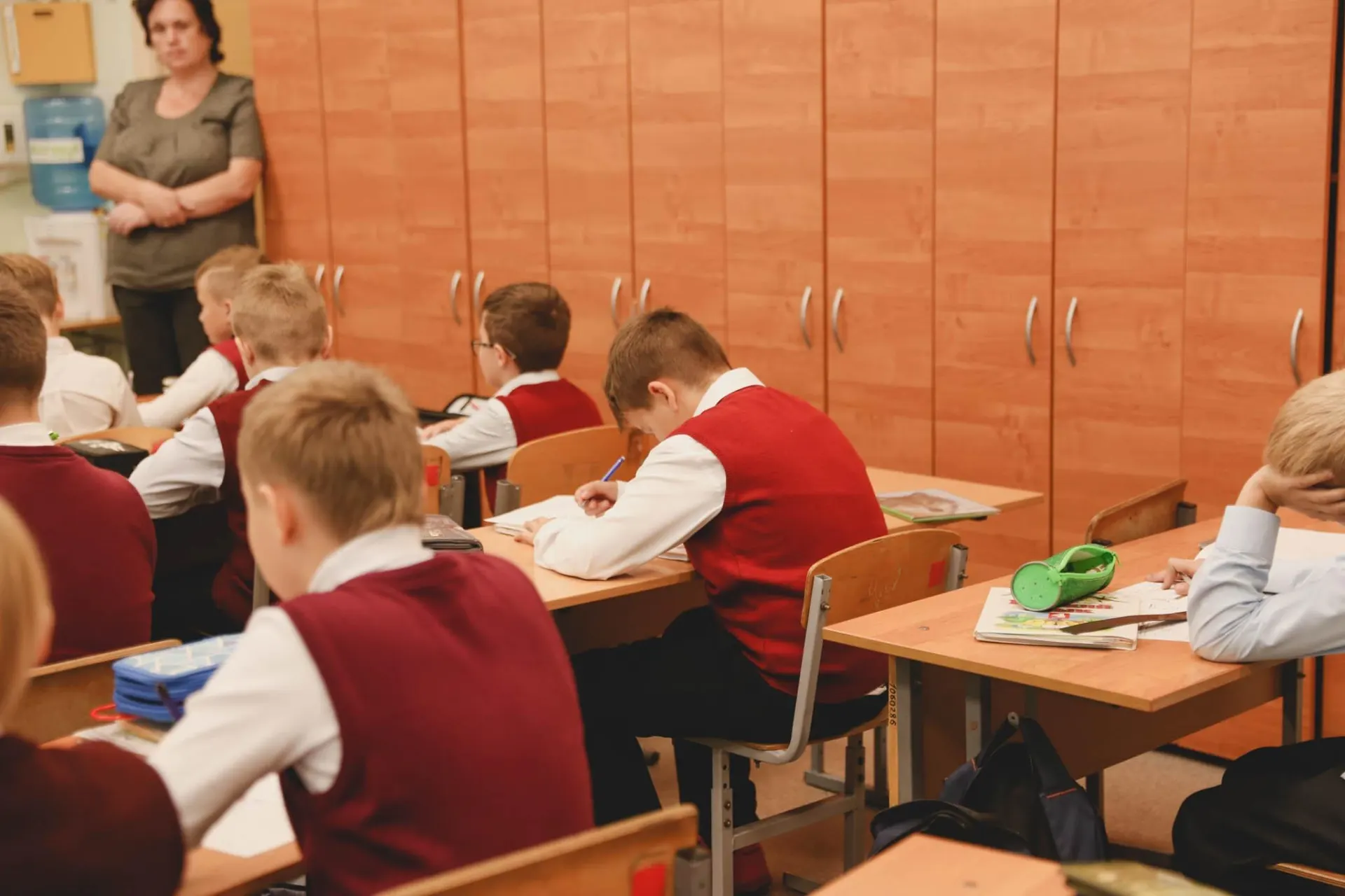 Отменять ЕГЭ по обществознанию не планируют — в школе предмет будут изучать в течение трёх лет, сообщили в ведомстве.