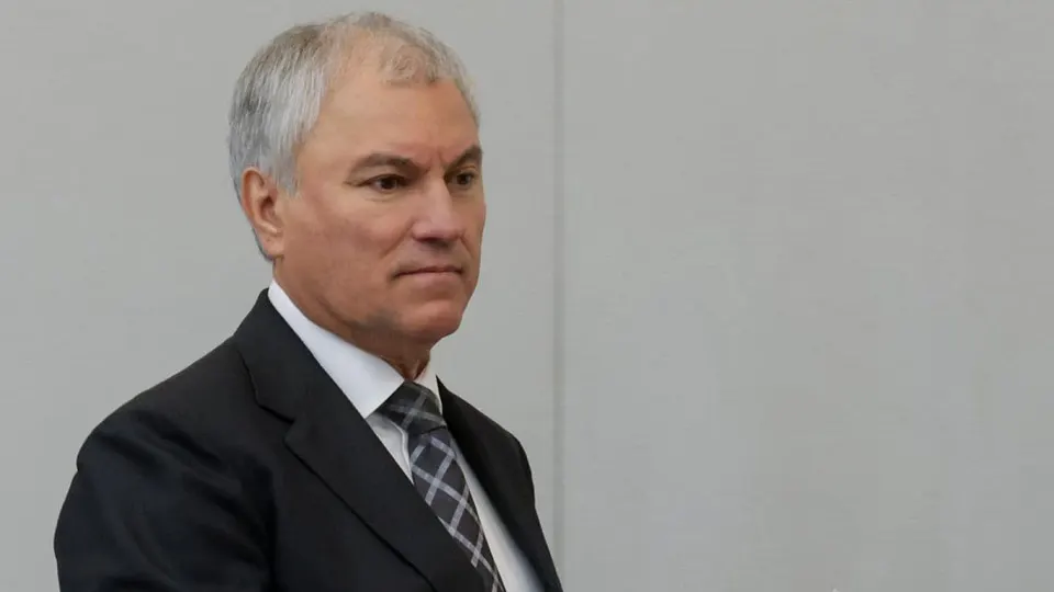 Спикер Госдумы выступил за приоритетное развитие городского электротранспорта, а глава транспортного комитета попросил автомобилистов потерпеть — это происходит на фоне ограничений на заправку и сокращения производства бензина.