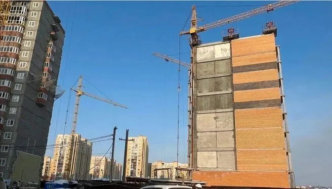 Куйбышевский районный суд по ходатайству следствия избрал меру пресечения в виде заключения под стражу в отношении руководителя ООО «СППК „ДорСтрой“». Ему предъявлены обвинения в злоупотреблении полномочиями и пособничестве при превышении должностных полномочий.