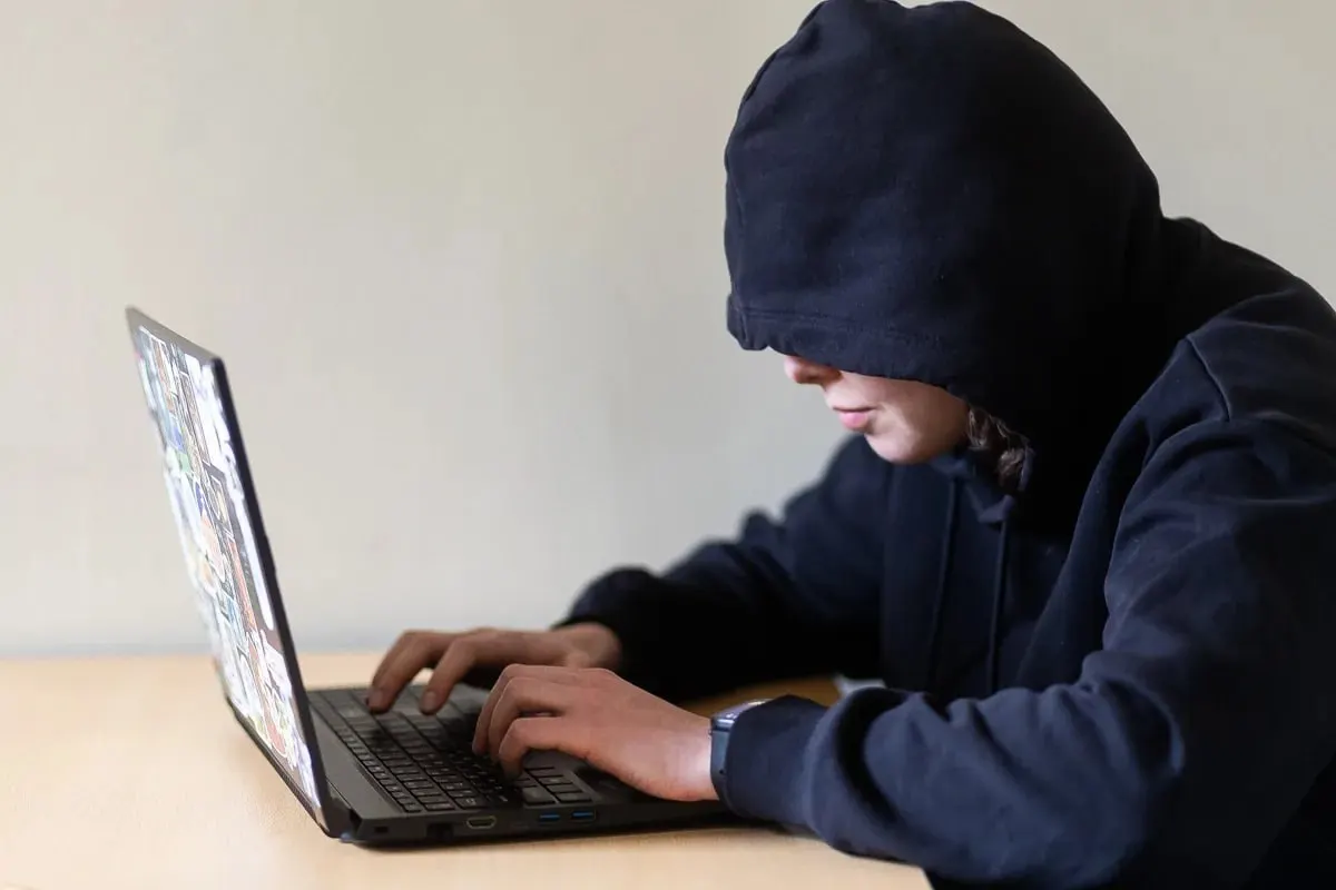 Предложен законопроект об охранных ордерах — судебных запретах, которые не позволят преследователю приближаться, связываться и появляться в местах повседневной жизни жертвы; документ направлен в правительство, возможная дата вступления — 1 января 2027 года.