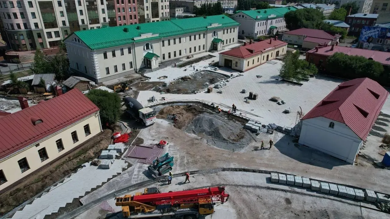 Аэрофотоснимки демонстрируют ход работ на набережной Тухачевского: строят крупнейший за Уралом музыкальный фонтан, прокладывают велодорожки и пешеходные аллеи, обустраивают детские и спортивные площадки. Работы ведутся посменно, круглосуточно, завершение планируют к осени.