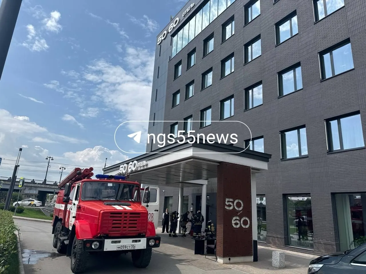 В отеле в Омске сработала пожарная сигнализация. На место прибыли спасатели, причины и обстоятельства происшествия уточняются.