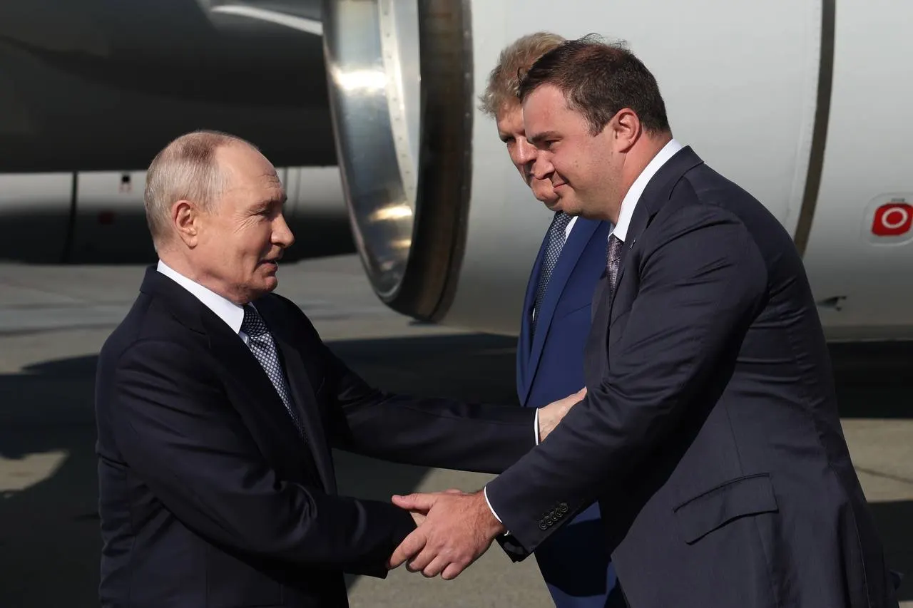 Президент России прибыл в Омск; губернатор Виталий Хоценко встретил его. В рамках визита запланирована встреча с президентом Казахстана Касым-Жомартом Токаевым.