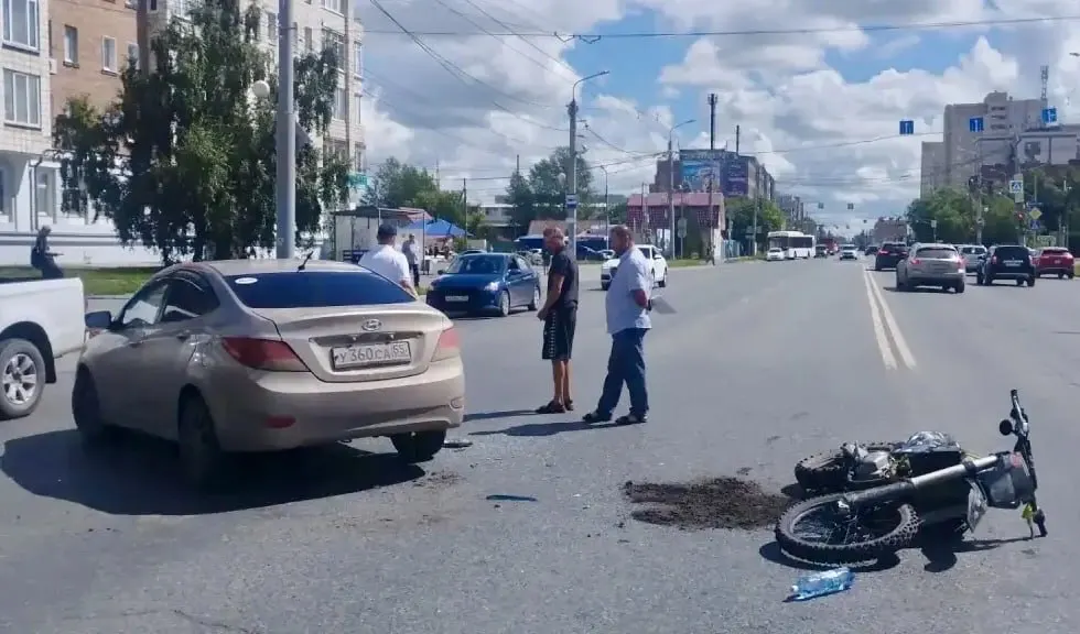 На улице 10 лет Октября автомобиль столкнулся с питбайком у остановки «9-я Линия». Юноша с травмами доставлен в больницу.