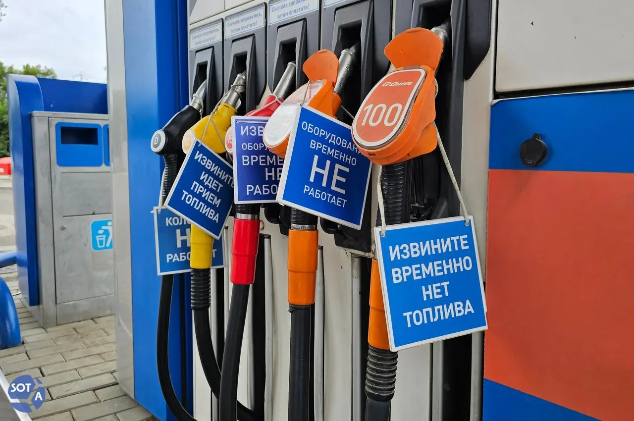 Президент подписал закон, допускающий смешивание прямогонного бензина с другими компонентами, вводящий налоговые вычеты и демпферные выплаты; поправки вступили в силу 4 июля и распространены на отношения с 1 июня 2026 года.