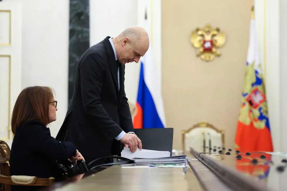 Парламент за несколько дней дал Минфину право увеличивать расходы и занимать сверх установленных лимитов. Это решение закрывает текущие кассовые разрывы, но усиливает неопределённость, повышает риск инфляции и делает инвестиционный климат менее предсказуемым.