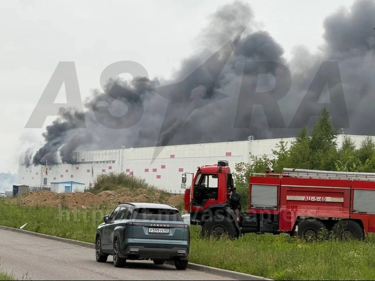 Атаки беспилотников вызвали пожар и ранения в Рязанской области; в Таганроге — разрушения и жертва. В Иркутской области задержали 14 человек, в Москве — задержан кандидат в муниципальные депутаты, а у крупного издательства произошли сокращения на фоне ужесточения регламентов.