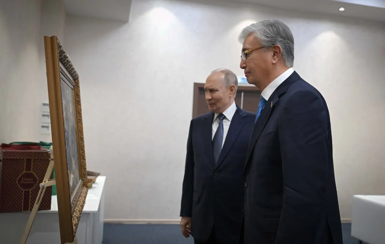 Во время форума межрегионального сотрудничества в Омске президент Казахстана подарил президенту России полотно с изображением Фёдора Достоевского и Чокана Валиханова. Имя автора не называется.