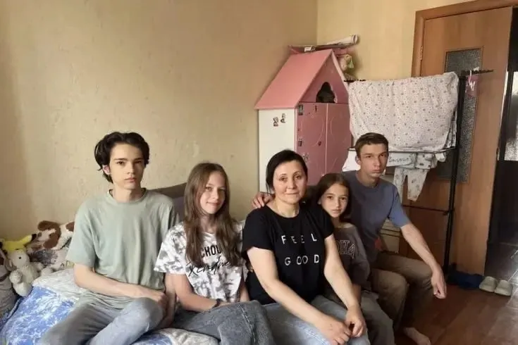 Семью Романовых, в которой мать награждена региональной медалью «Материнская слава», едва не лишили муниципального жилья из‑за отсутствия документа о статусе малоимущих. Выселение приостановили после вмешательства мэрии и прокуратуры.