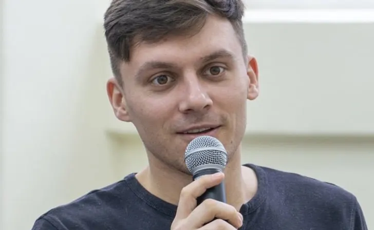 Психолог и активист Иван Звягин требует в суде удалить сведения о себе с виртуальной выставки, где размещены «персональные карточки» из реестра «иностранных агентов».