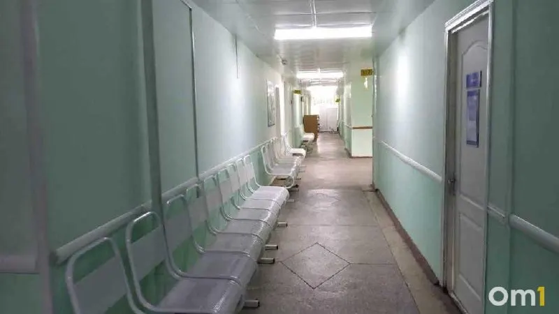 В БСМП №1 выполнили срочную остеосинтезную операцию после падения: боль снизилась, в первые сутки пациентка могла садиться, а через 3–5 дней начала передвигаться с ходунками.
