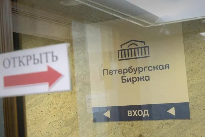 Биржа запретит закупки топлива только для последующей перепродажи: покупать разрешат лишь для собственных нужд или для заранее указанного конечного потребителя. Нарушителей смогут лишать доступа к торгам; параллельно снижена обязательная доля продаж на бирже.