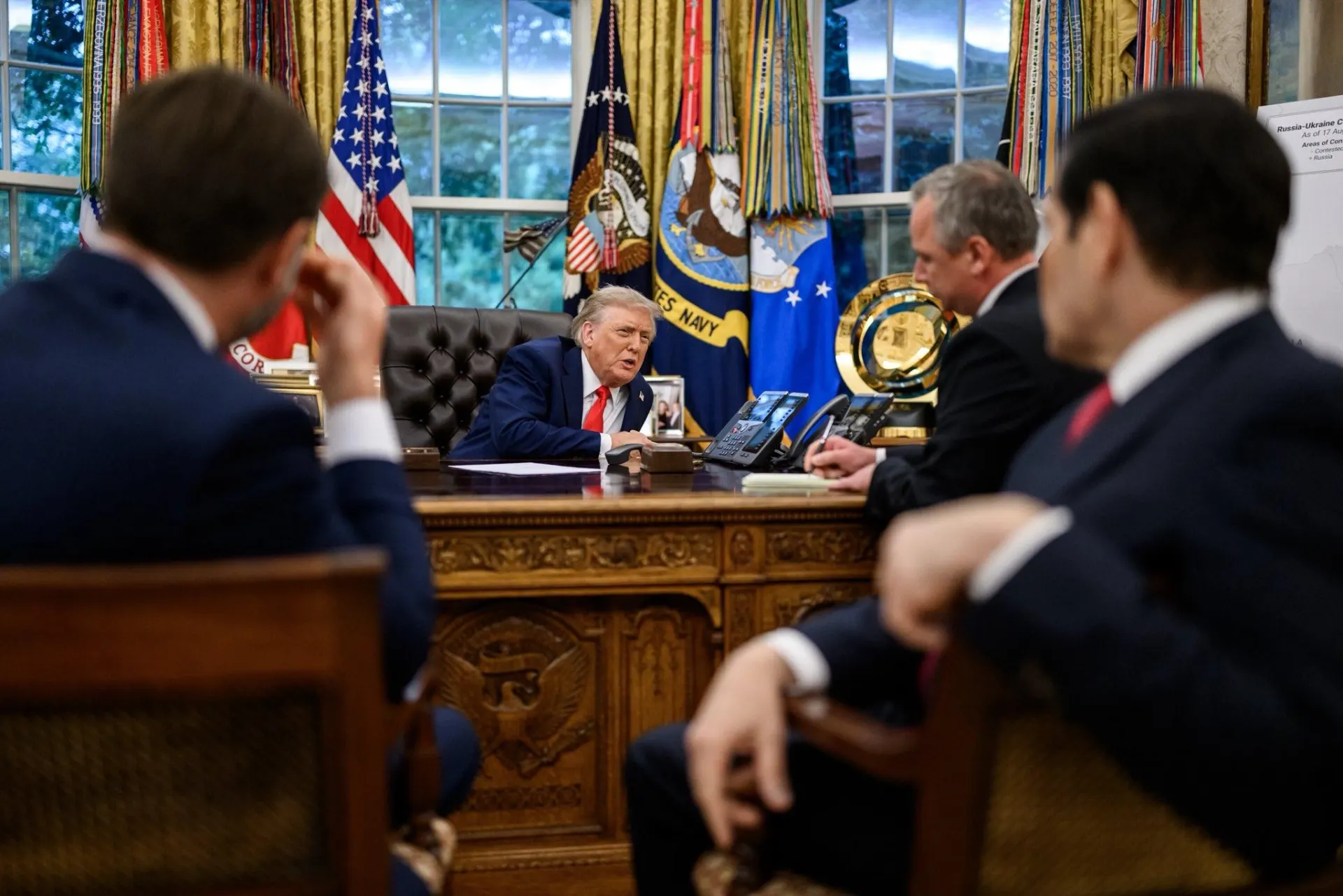 4 июля Дональд Трамп провёл отдельные беседы с Владимиром Зеленским и Владимиром Путиным: обсуждали ситуацию на фронте, дипломатические контакты и дальнейшие шаги.
