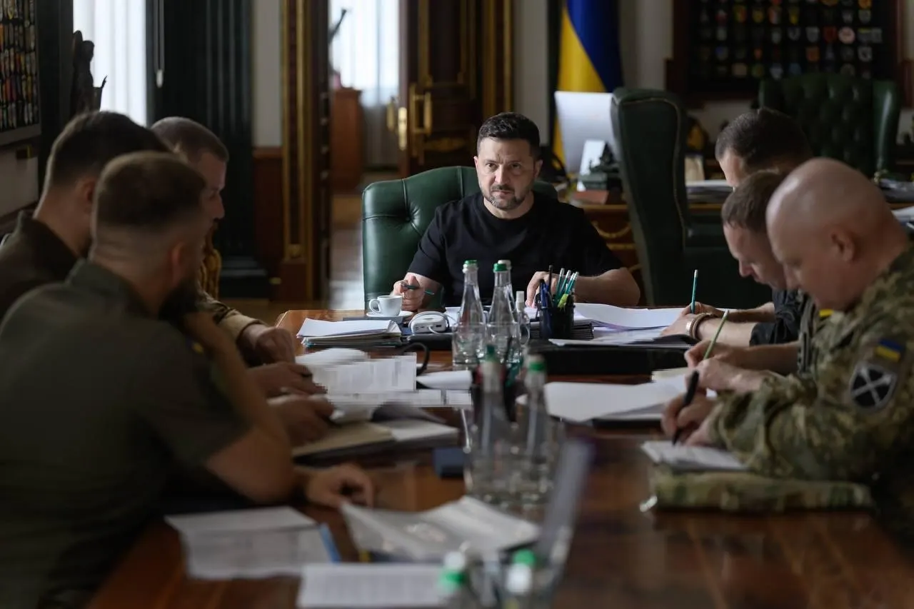 После совещания президент заявил о продолжении операций дальнего действия в рамках стратегии DeepStrike — поражаются цели на расстоянии свыше 3 тыс. км, в числе атакованных объектов — НПЗ, предприятия ВПК и логистические центры.