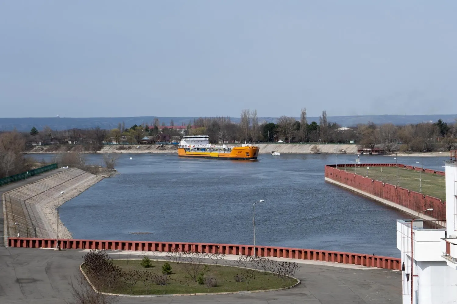 Движение по каналу остановлено после атак беспилотников, в результате которых пострадало несколько судов. Остановка может затронуть значительную часть экспорта пшеницы и осложнить поставки топлива в Крыму.