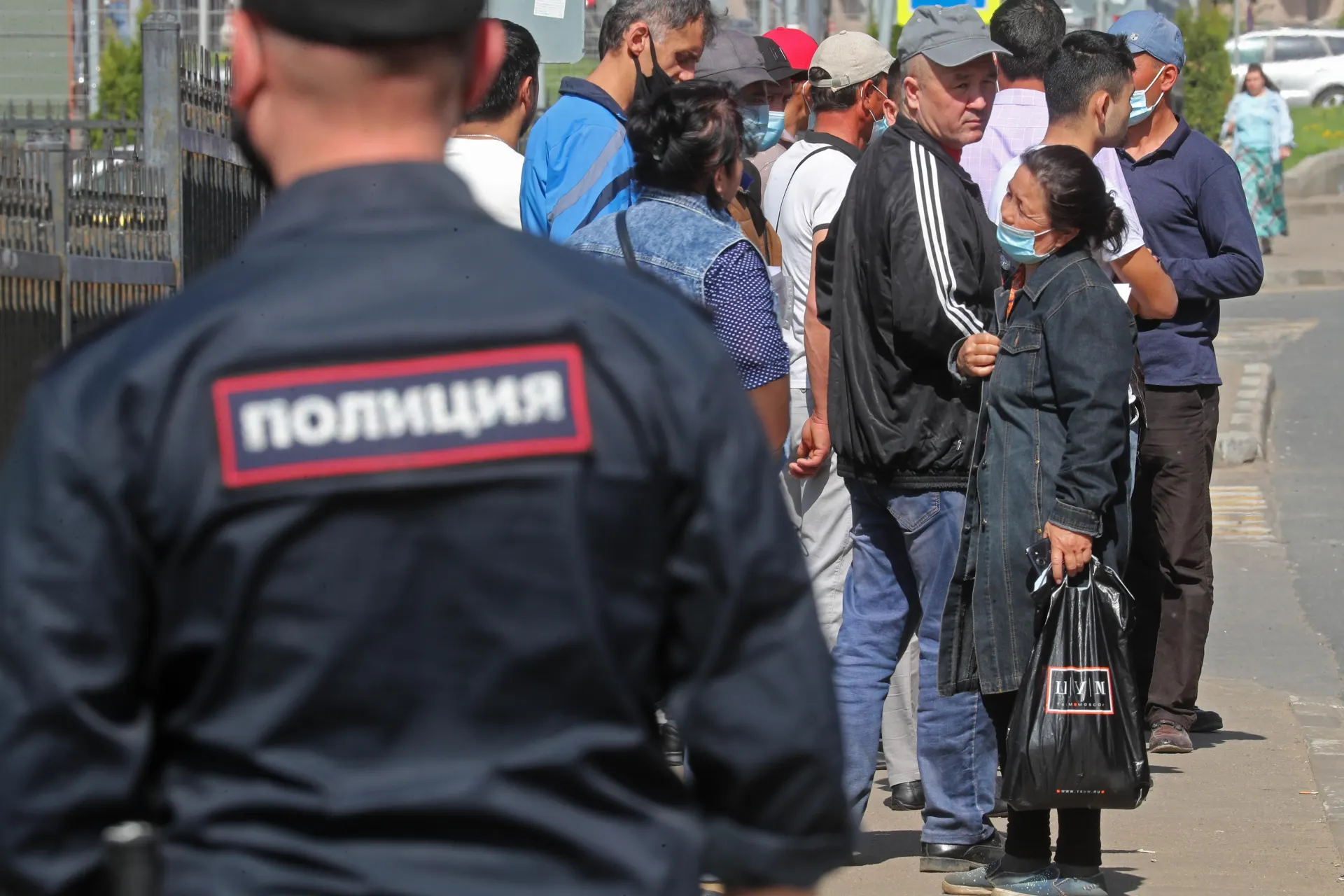 Правительство подготовило ко второму чтению поправки, которыми расширяется перечень правонарушений, влекущих за собой обязательное выдворение иностранцев: предлагают включить дискриминацию и неповиновение законным требованиям пограничника.