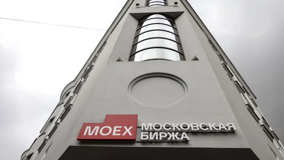 После короткой паузы падение российских акций возобновилось: индекс Мосбиржи обновил минимумы, многие бумаги и ОФЗ падают, а удар беспилотников по омскому НПЗ усилил риски для рынка.