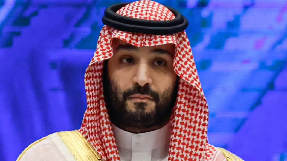 Королевство резко сократило официальные отгрузочные цены на Arab Light, пытаясь вернуть покупателей в Азию после открытия Ормузского пролива. Это усиливает давление на мировые котировки и ставит под угрозу нефтяные поступления в бюджет.