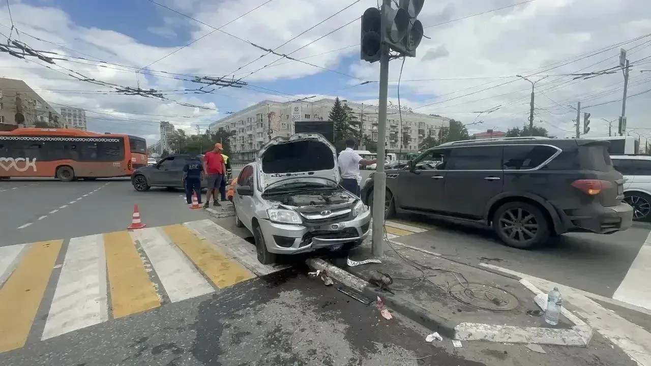 На перекрёстке проведут работы по усилению пешеходной зоны: 22–23 августа островок увеличат и установят более высокий бордюр.