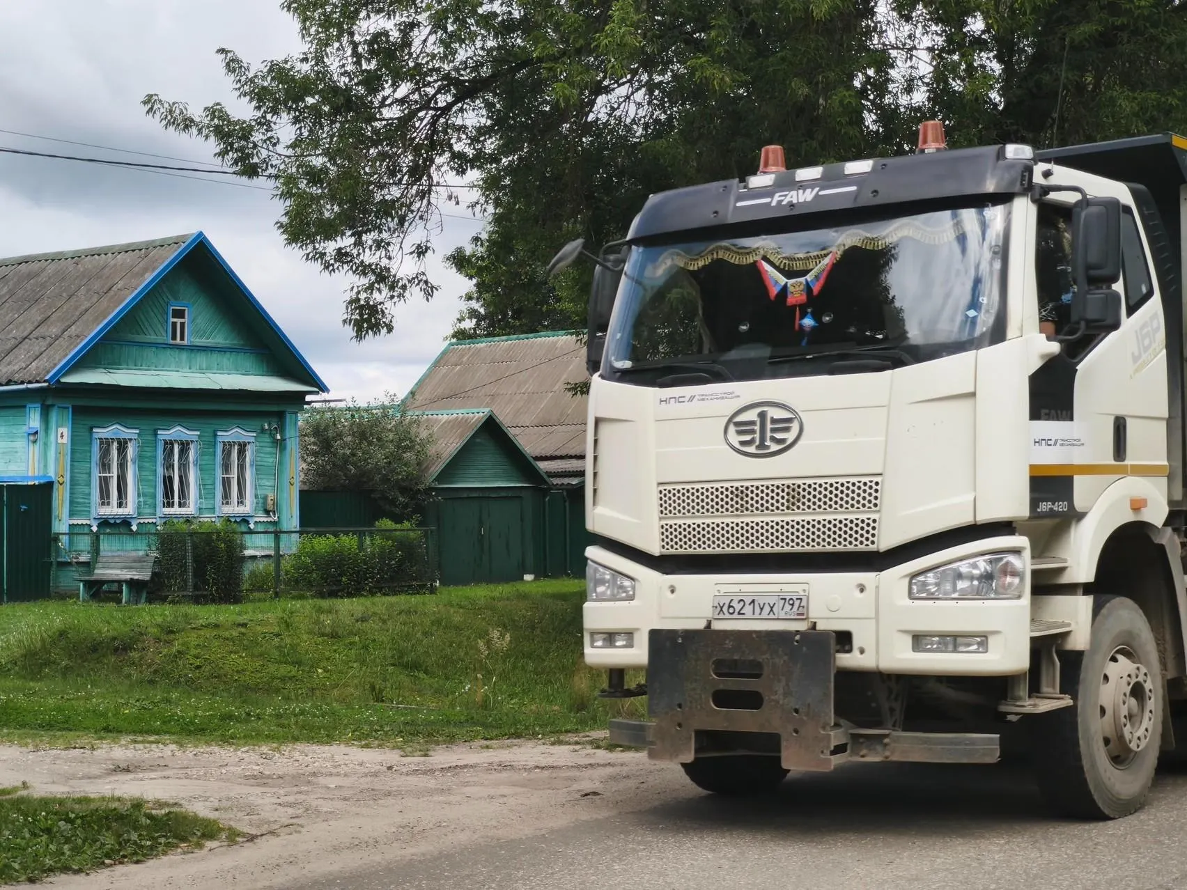У части местных изъяли жильё, другие опасаются соседства с грузовиками и поездами.