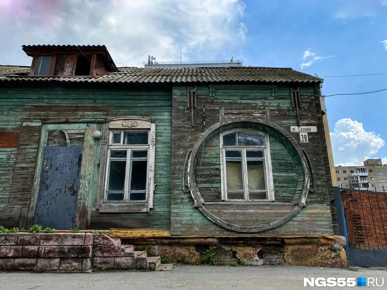 В центре Омска выставлен на продажу старинный особняк — здание и прилегающий участок находятся в федеральной собственности. Указывается состояние фасада с трещинами, частично повреждена кровля. Приём заявок до 28 сентября, торги запланированы на 2 октября.