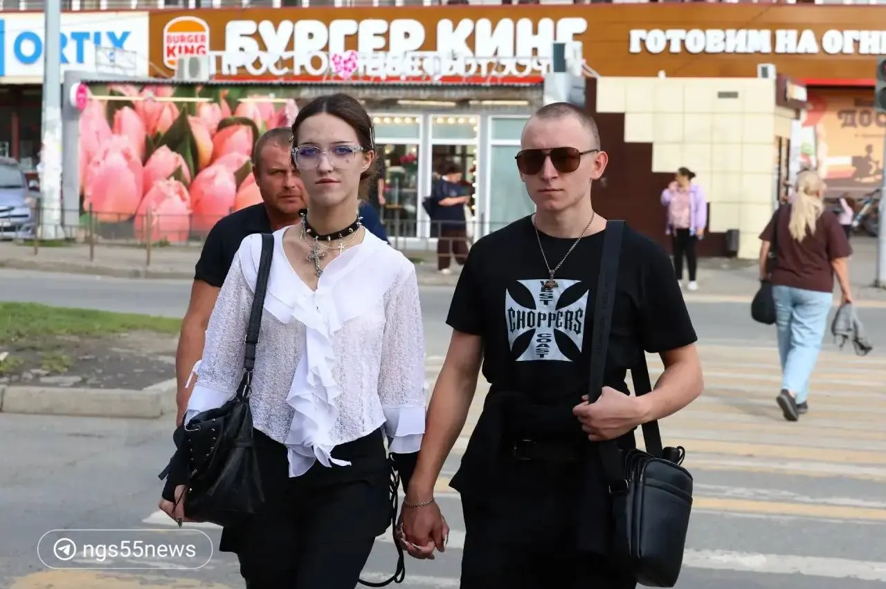 Фоторепортаж о стиле омских улиц: от героев советского кино до образов аниме и идеального оверсайза.