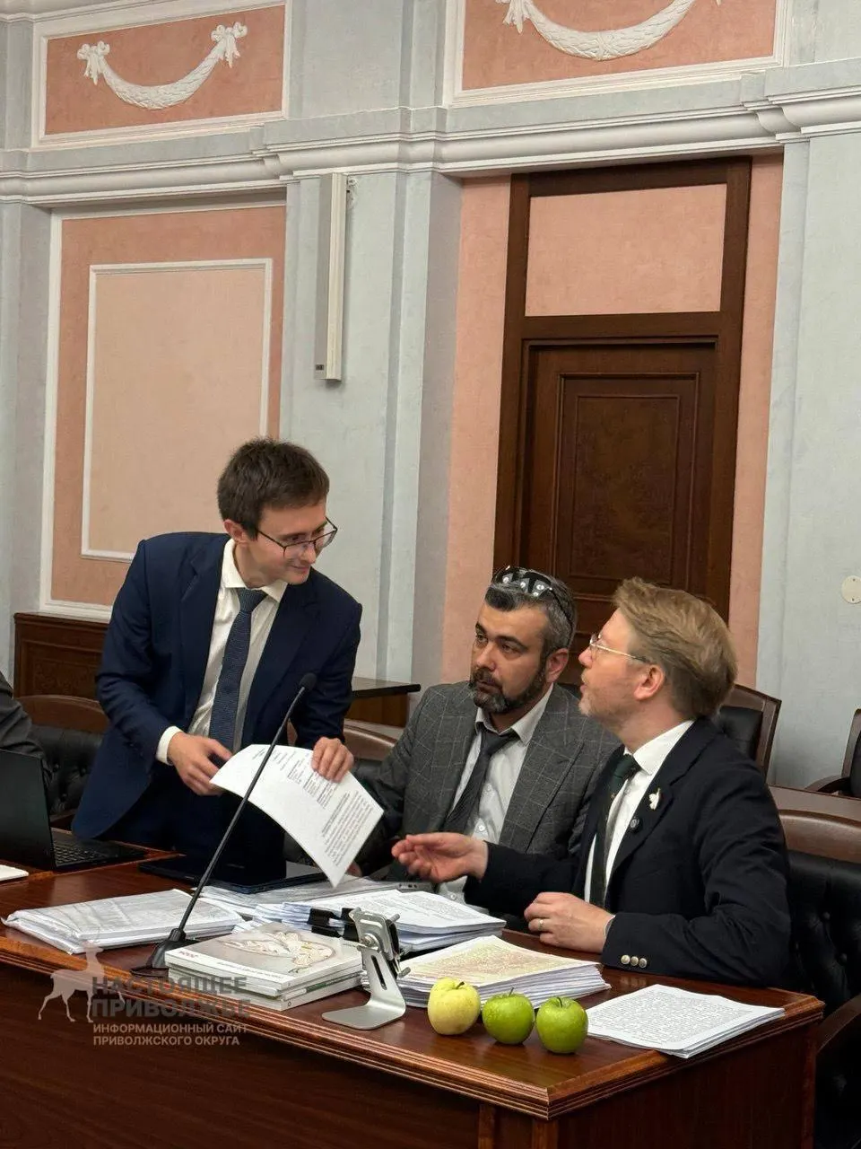 Суд указал на нарушение авторских прав и вопросы финансирования кампании как основания для снятия, часть претензий отклонена; партия намерена обжаловать решение.