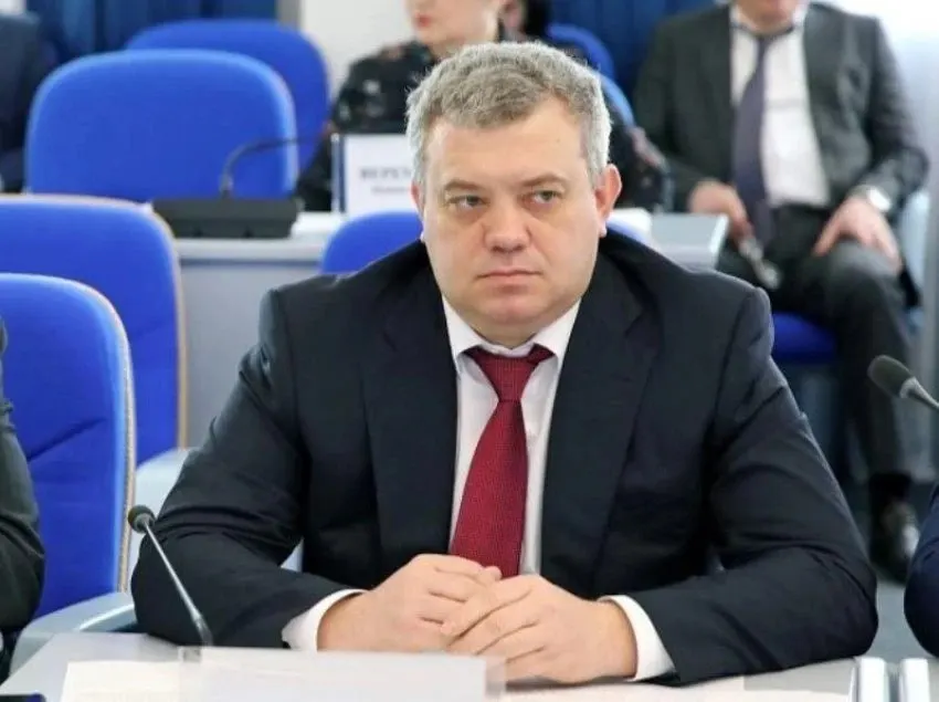Новым руководителем Омскэлектро стал Александр Солод; ранее он занимал место в местной Думе и возглавлял филиал крупной энергетической компании. Подробности в материале.