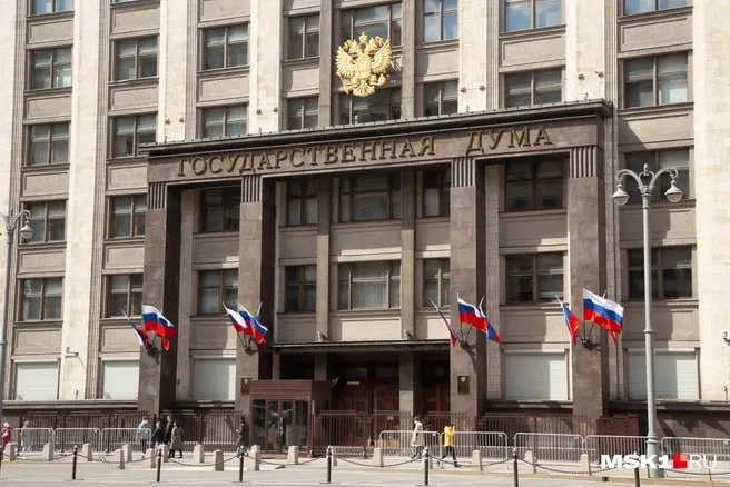 Расследование показало, что губернатор региона Илья Середюка заработал более 10 миллионов рублей и владеет двумя квартирами в Калининградской области; редакция изучила декларации остальных кузбасских кандидатов и их готовность к выборам.
